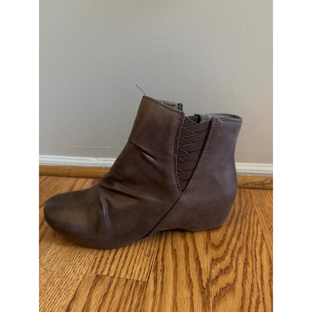 Baretraps Woman's Brown Ankle Boot Hidden Wedge Size 6